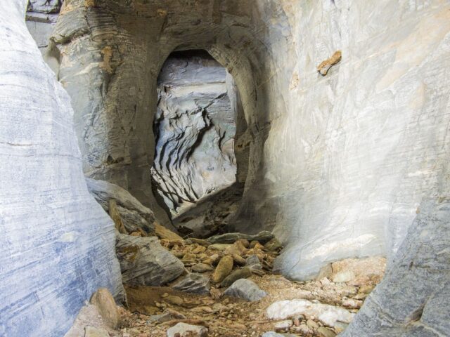 Σπήλαιο Τρύπες στην Άνδρο